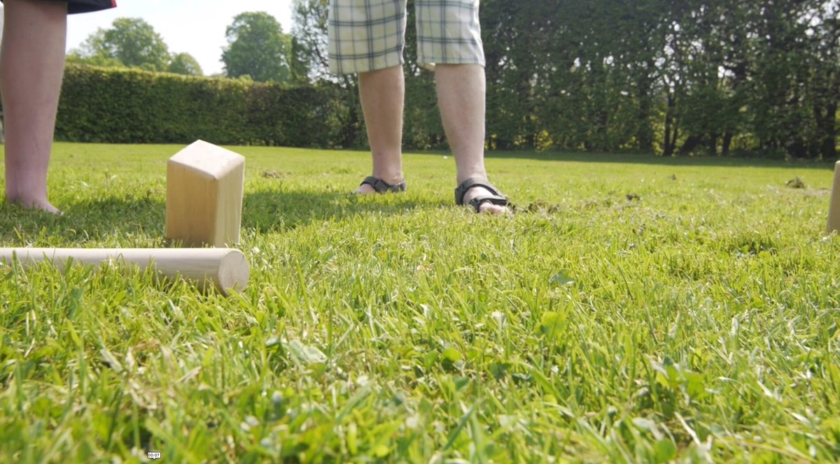 Bex Kubb Original – Zweeds Vikingschaak – Premium Buitenspel – Massief Rubberhout – Koning Met Houtkleurige Kroon – Vanaf 8 Jaar – Inclusief Luxe Houten Draagkist — afbeelding 9