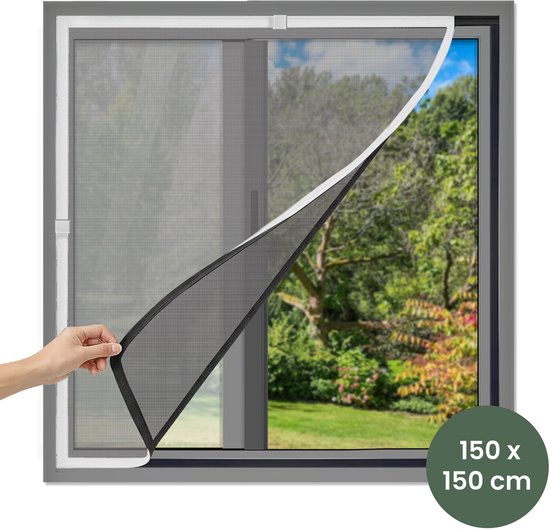 Main fixant la moustiquaire magnétique sur une fenêtre de 150x150cm. Arrière-plan de jardin verdoyant.