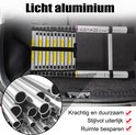Gevouwen aluminium telescoopladder in de kofferbak van een auto, met detailfoto van aluminium buizen.