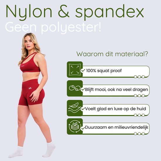Vrouw in rode sportkleding, met uitleg over het nylon & spandex materiaal en de voordelen zoals 100% squat proof.