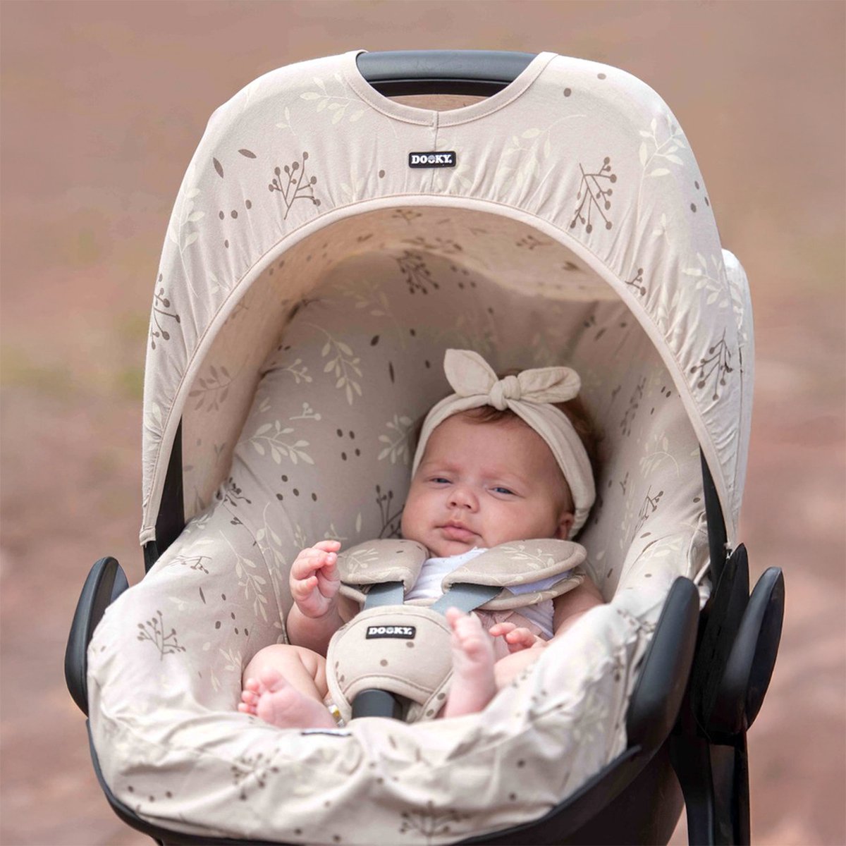 Dooky Seat Cover 0+ Autostoelhoes Romantic Leaves Beige - Universele Autostoelhoes Maxi Cosi CabrioFix, Maxi Cosi hoes Pebble, Maxicosi hoes, Cybex en meer - Autostoelhoes Baby Universeel – foto 2