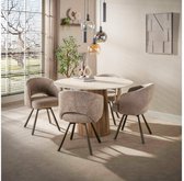 Ronde eettafel met 4 beige bouclé eetkamerstoelen, met houten poot en zwarte poten.