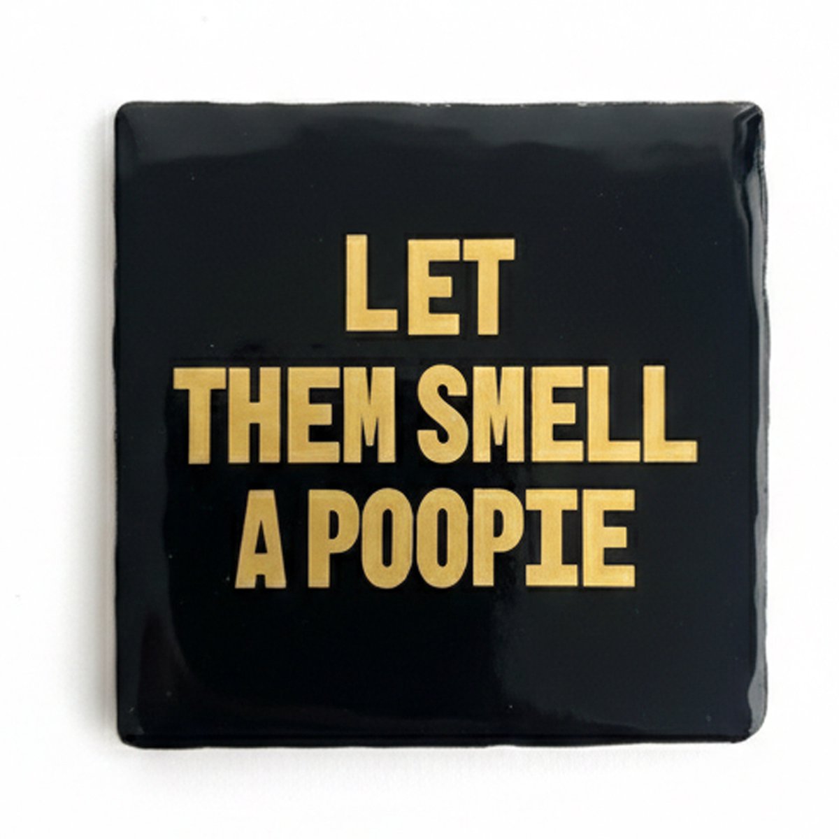 Snoes Spreuktegel Toilet - Let Them Smell A Poopie - Handgemaakt Keramiek - 10x10 cm - Zwart/Goud - Grappig Cadeau - Woondecoratie