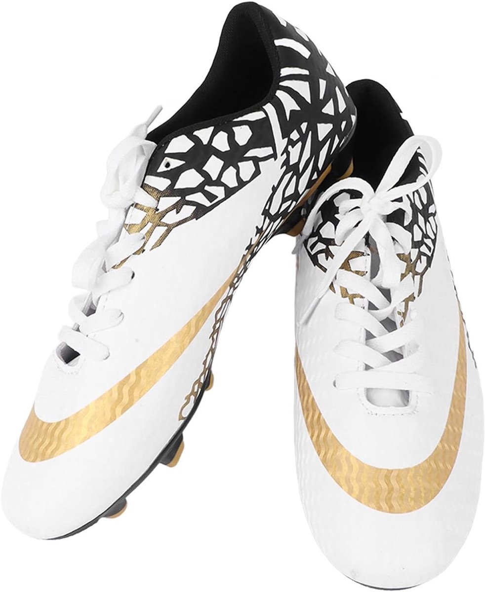 Witte voetbalschoenen voor heren met gouden details en noppen, ontworpen voor outdoorsporten op kunstgras.