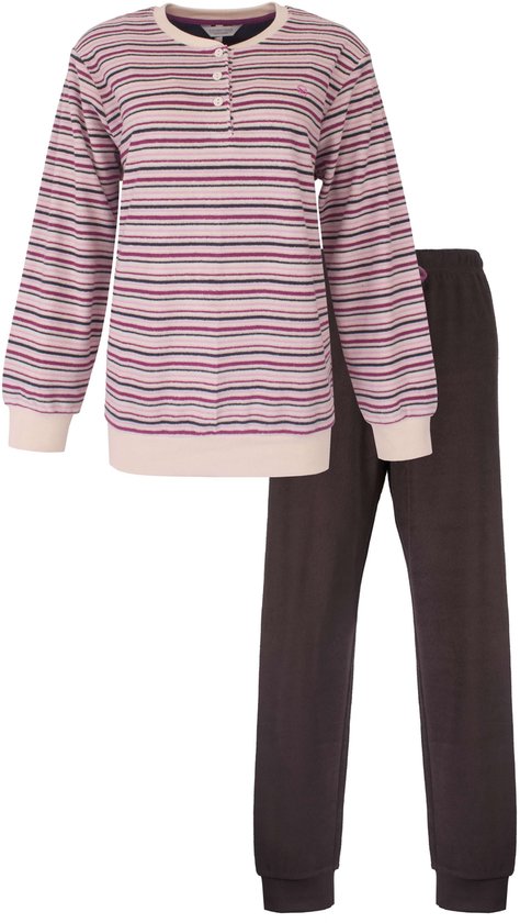 Beige gestreepte pyjamaset met lange mouwen en bruine broek. Knoopsluiting op de pyjamatop.