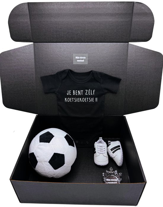 Kraamcadeau - baby voetbal- romper - babysneakers - koetsiekoetsie - 2 maten - kan ook rechtstreeks als cadeau worden verstuurd - babyshower - kraampakket van Koetsiekoetsie — afbeelding 2