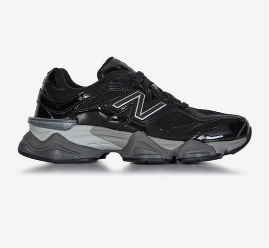 Zwarte New Balance U9060 sneaker met glanzende en mesh details, grijs met zwarte zool.