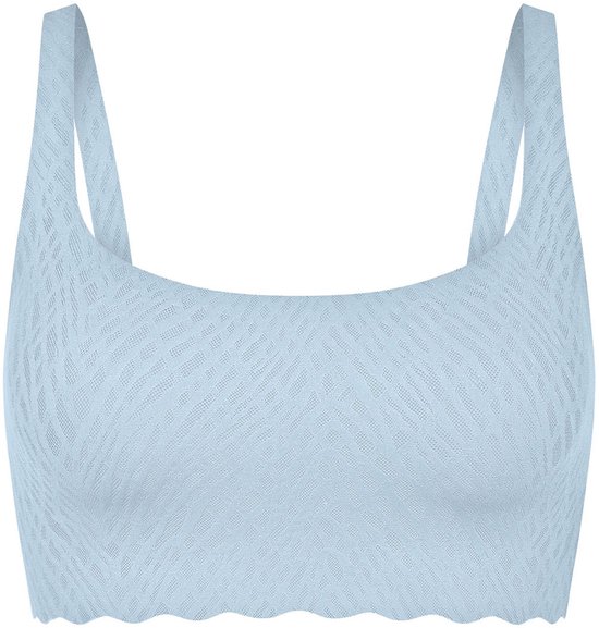 Lichtblauwe Sloggi bralette met zigzagpatroon en geschulpte rand, op witte achtergrond.