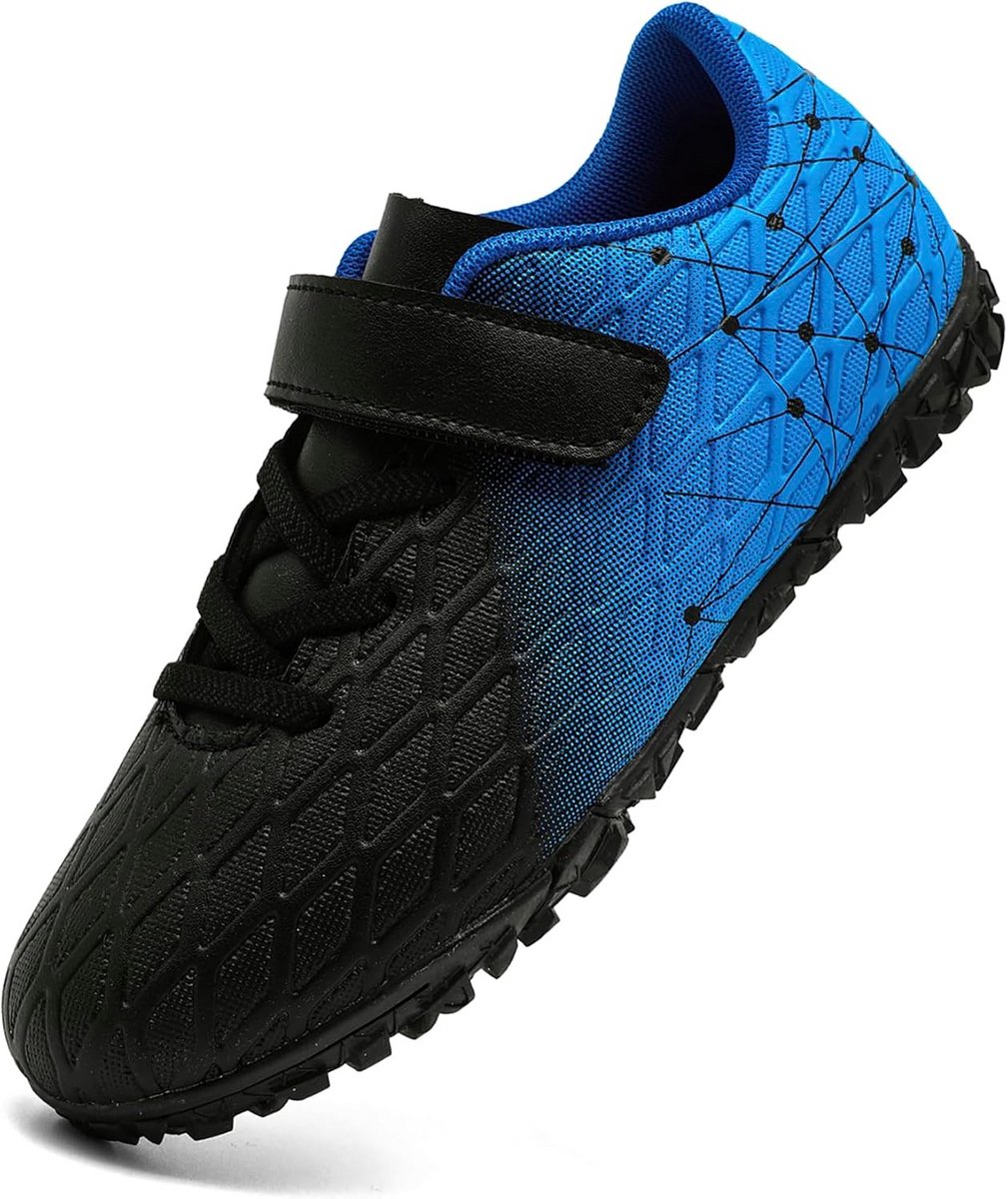 Kindervoetbalschoenen in zwart en blauw met antislip, ideaal voor kunstgras en binnen, met lage noppen voor grip.