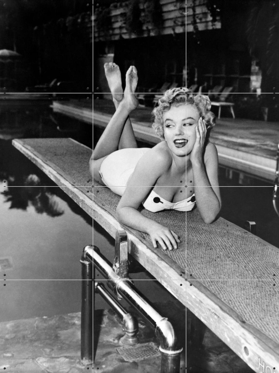 IXXI Marilyn Monroe lying on a springboard in California, Bridgeman Images - 60 x 80 cm - Gratis ophangtool - Grote wanddecoratie en posters -