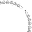 Zilverkleurige ketting met hartvormige kristallen en een sluiting.