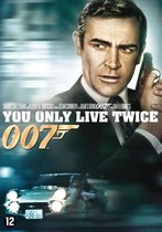 Sean Connery als James Bond 007, met een pistool en een auto, met de tekst 'YOU ONLY LIVE TWICE'.