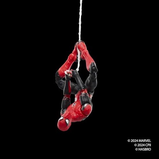 Spiderman actiefiguur in rood met zwarte details, hangend aan een web.