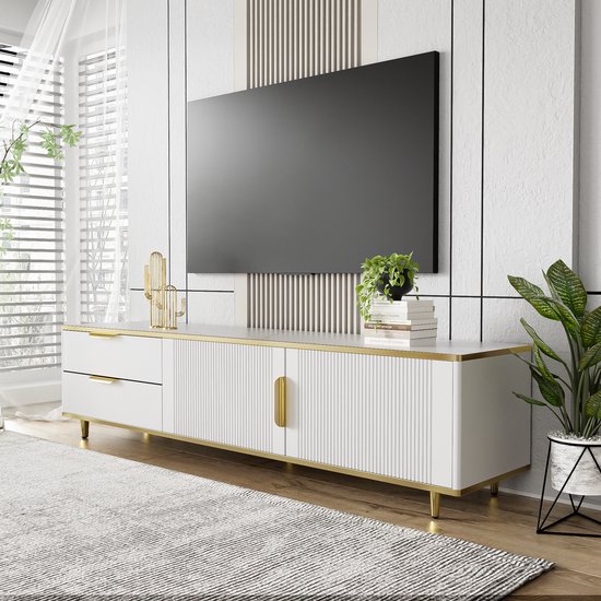 Wit tv-meubel met marmerlook blad, gouden grepen en gesloten deuren met ribbeltextuur.