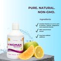 Flesje "WOMAN MULTIVITAMIN Daily Supplement" naast een groene appel, sinaasappel en citroen. Tekst "PURE. NATURAL. NON-GMO."