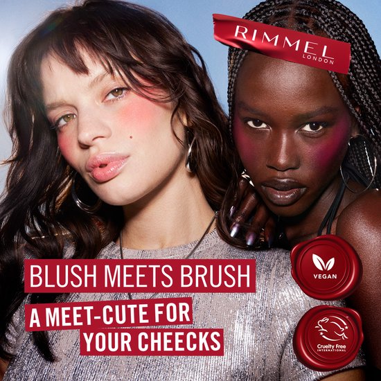 Twee modellen, één met lichte huid en roze blush, één met donkere huid en paarse blush. Tekst: BLUSH MEETS BRUSH A MEET-CUTE FOR YOUR CHEEKS. RIMMEL LONDON, VEGAN, CRUELTY FREE INTERNATIONAL.