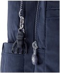Détail de la fermeture éclair d'un sac à dos Kipling bleu foncé avec un porte-clés singe noir.