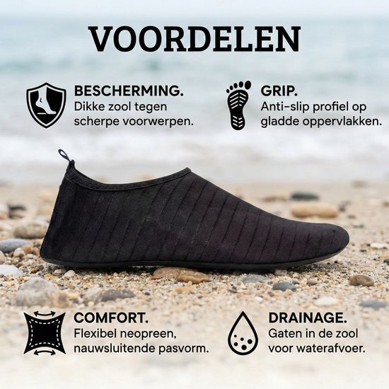 Zwarte waterschoen met ribbels, anti-slip profiel, flexibel neopreen, beschermende dikke zool en drainagegaten.