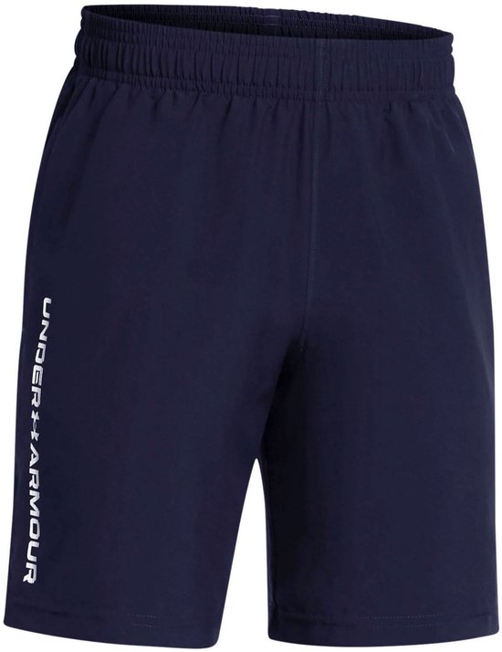 Donkerblauwe sportshort met witte "UNDER ARMOUR" tekst op de zijkant.
