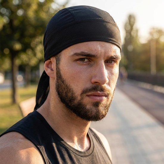 Man met baard draagt een zwarte mesh bandana met lange linten in de nek.