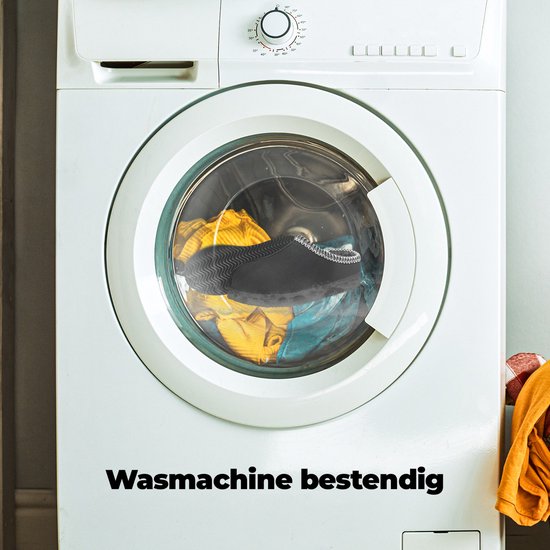 Zwarte pantoffel in een wasmachine, 'Waschine bestendig'.