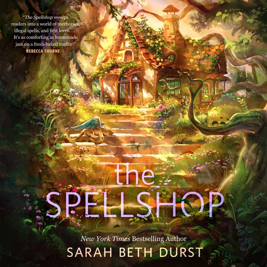 La couverture du livre 'The Spellshop' représente une maisonnette féerique pittoresque avec des fleurs et du lierre, un escalier, et du texte faisant référence à des hippocamps, des sorts illégaux et des premiers amours.
