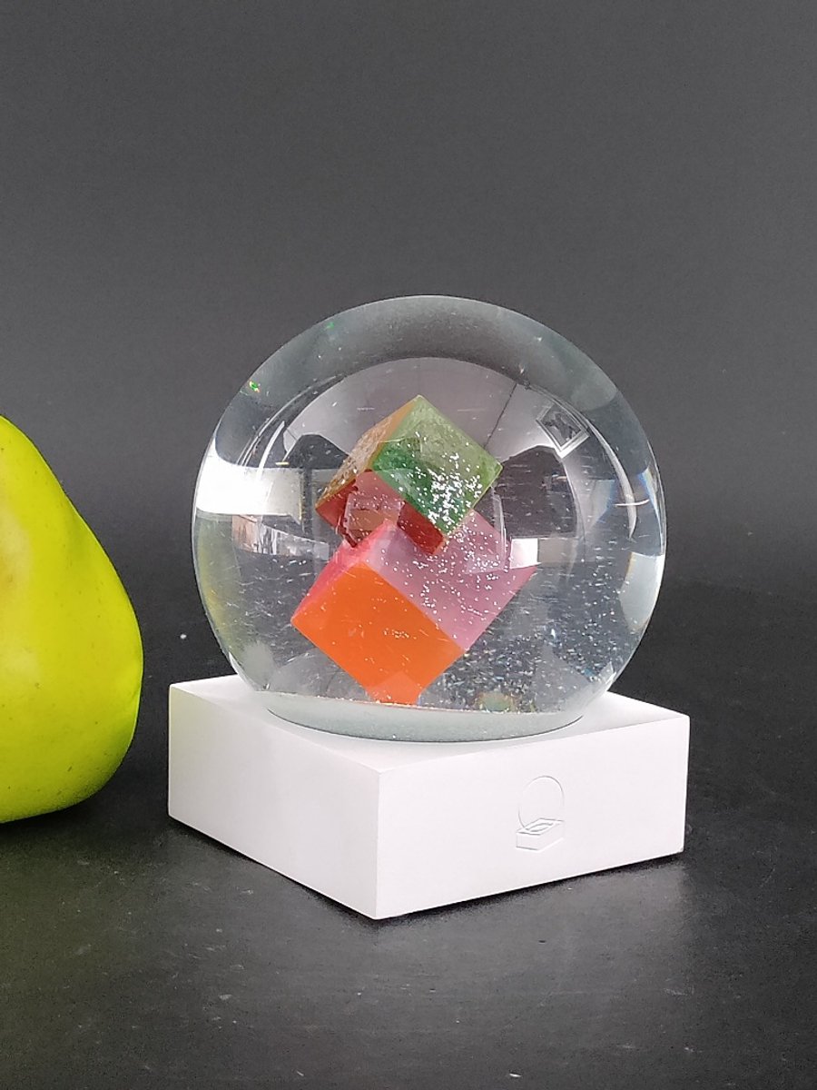 Magic Cubes Sneeuwbol – Handgemaakte Glazen Sneeuwbol met Gekleurde 3D Kubussen – 12 cm