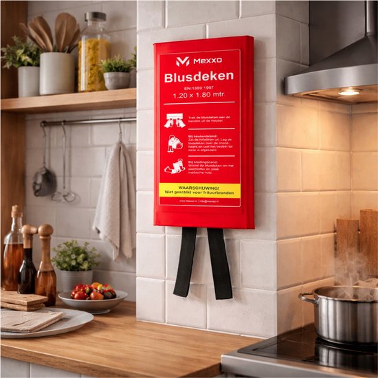 Rode Mexxo blusdeken hangt aan een kookplaat in een keuken.