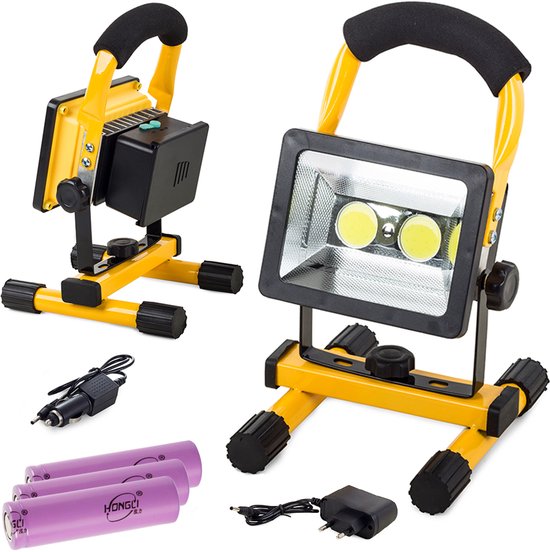 Gele werklamp met twee lampjes, batterijen, lader en auto-oplader.