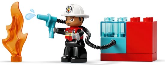 Pompier avec extincteur et flammes, relié à une arrivée d'eau.