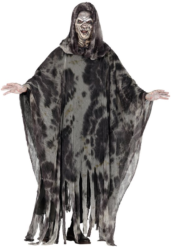 Model in grijze spookponcho met capuchon, gerafelde zomen en griezelig masker op een witte achtergrond.
