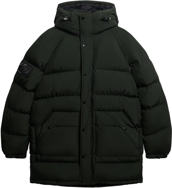 Lange, donkergroene, gewatteerde parka met capuchon, gedetailleerde voorzijde met knopen en zakken.