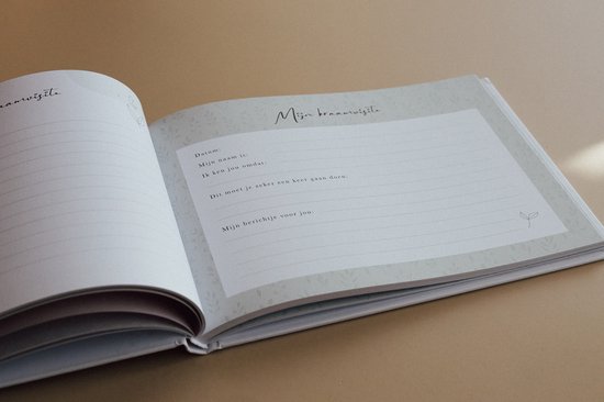 Een open kraamvisiteboek met een zachtgroene achtergrond en botanische print. De rechterpagina bevat het formulier 'Mijn kraamvisite'.