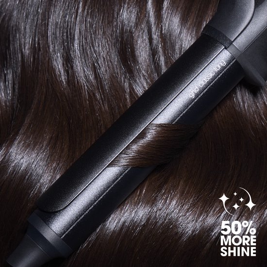 Close-up van de ghd Chronos Curve Classic krultang in donkerbruin, golvend haar. 50% meer glans.