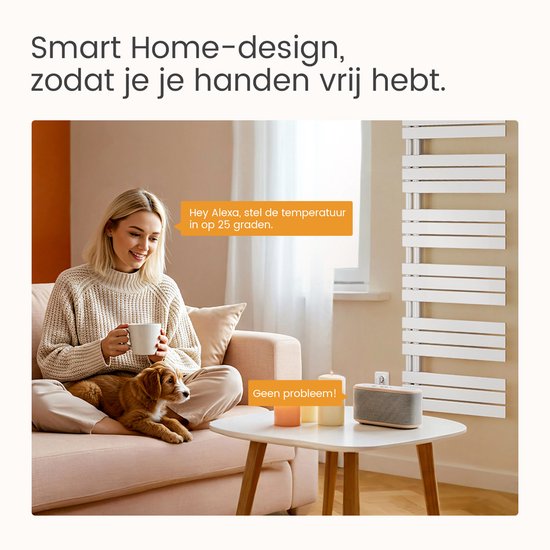 Vrouw met hond op de bank, praat tegen Alexa om de temperatuur van de verwarming te regelen.
