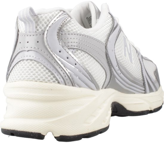 Achterkant van de zilverkleurige New Balance U530 sneaker met mesh en crèmekleurige zool.