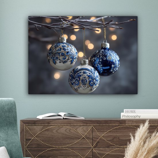 Canvas schilderij 80x60 cm - Exclusieve wanddecoratie Kerstbal - Versierd - Blauw - Muurdecoratie woonkamer - Kamer decoratie - Schilderijen op canvas - Kerstdecoratie voor binnen - Kerstversiering - Kerstmis versiering