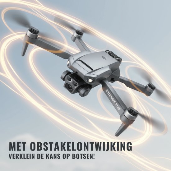 Grijze drone met oranje accenten vliegt. Lichtgevende oranje lijnen trekken sporen achter de drone. Tekst: 'Met obstakelontwijking', 'Verklein de kans op botsen!'.