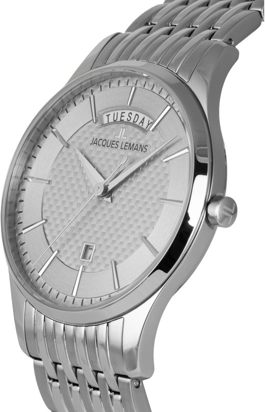Zilverkleurig herenhorloge met datumvenster, gezien vanuit de zijkant.