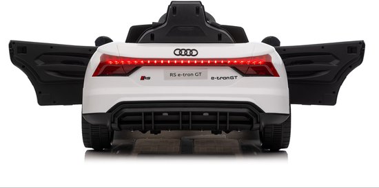 Witte Audi RS e-tron GT kinderauto, achterbank met deuren open, rode LED-strip.