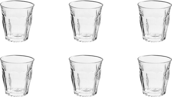 Six verres transparents à côtes verticales, sur fond blanc.