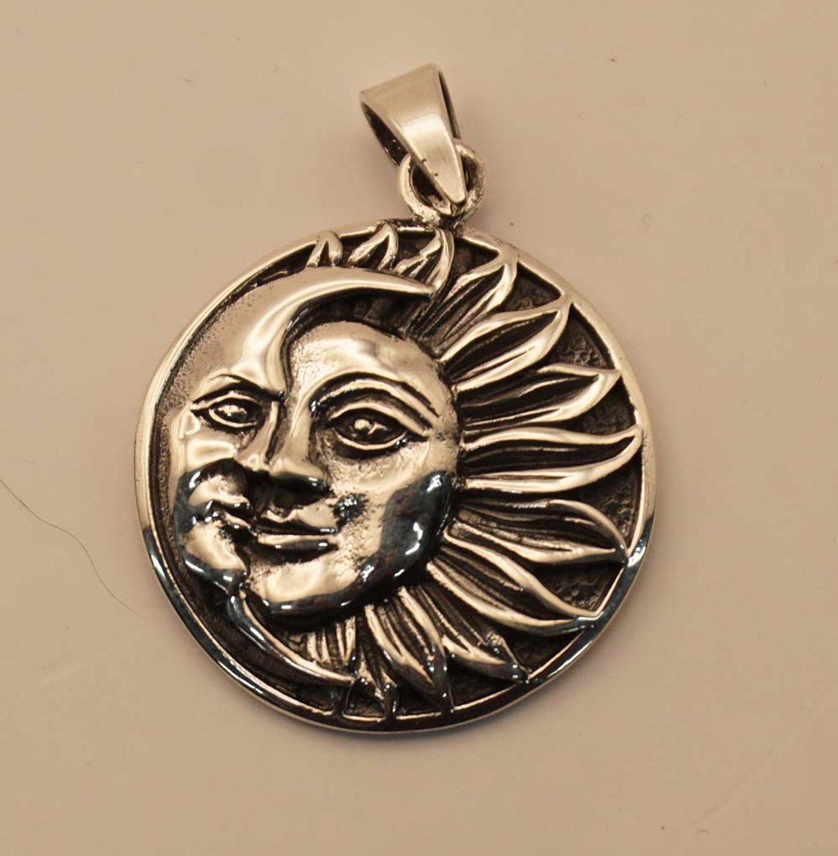 Sterling zilveren hanger maan en zon met zonnestralen - 925 zilver hanger zonnetje met zonnestralen en maan - zilveren bedel voor aan ketting met maan en zon - cadeau tip - leuke moderen zilveren pedant