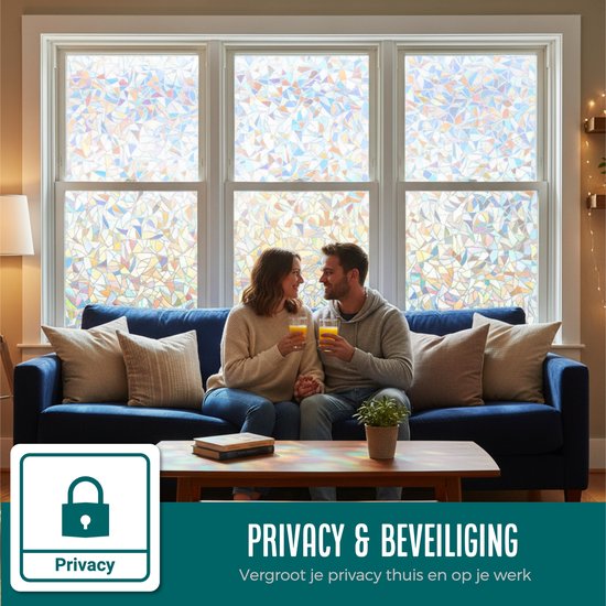Koppel op bank voor ramen met prisma scherven raamfolie. "Privacy & Beveiliging" tekst.