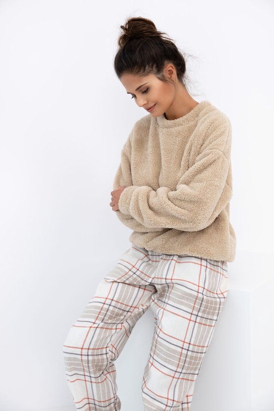 Jongen Bang Van De Omhelzing Die Van Een Meisje De Winterpyjama's