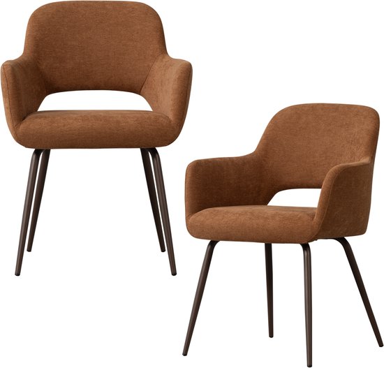 Twee bruine stoffen eetkamerstoelen met armleuningen op een zwarte achtergrond.