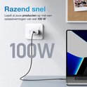 Zwarte USB-C kabel aangesloten op een stopcontact met de tekst '100W'.
