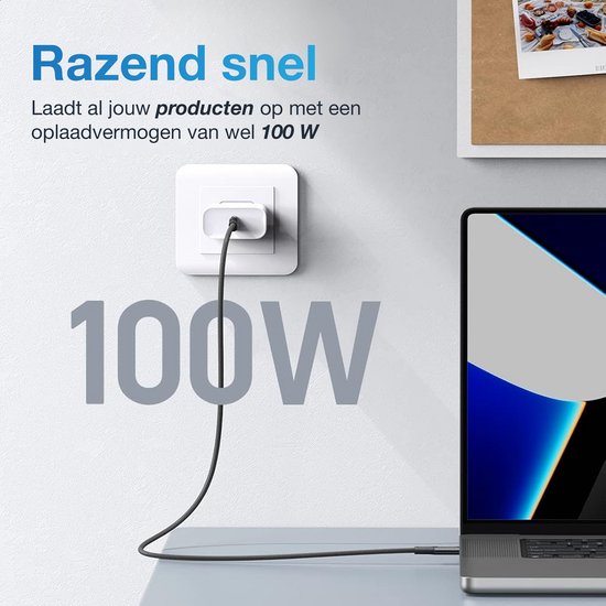 Zwarte USB-C kabel aangesloten op een stopcontact met de tekst '100W'.