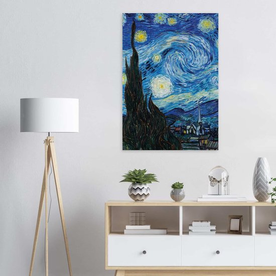 Affiche 'La Nuit étoilée' de Van Gogh, présenté au-dessus d'une commode blanche, avec un cyprès sombre et un ciel étoilé tourbillonnant.