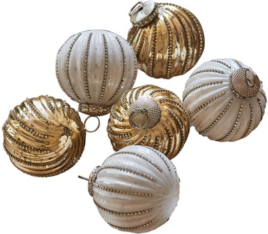 Six boules de Noël dorées antiques et couleur crème, ornées de perles.