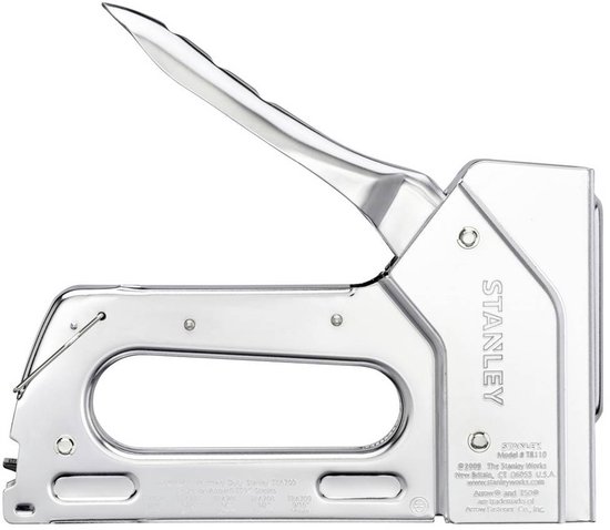Zij-aanzicht van Stanley TR110 tacker met metalen behuizing, open handgreep en gevuld magazijn.